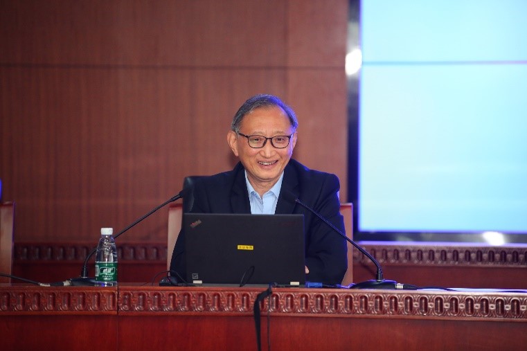 山东大学博士生导师李小宁教授作主旨报告