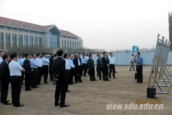 大众网青岛4月23日讯 4月9日,青岛市委书记李群陪同山东省省长郭树清到山大青岛校区召开座谈会。省长的谈话想必各位已看到,今天小编重点介绍李群所谈及他与山大的情缘。 不错,山东大学青岛校区的争取,他是积极推动者。 你看,从2013年山大青岛校区正式奠基,他至少第5次来到这里啦(不算他陪同其他领导视察,据说还有几次暗访!)! (2013年3月,李群书记出席山大青岛校区奠基仪式) (2014年3月,李群书记一行来山大青岛校区调研) (2014年9月,李群书记一行来山大青岛校区建设现场调研) (2015