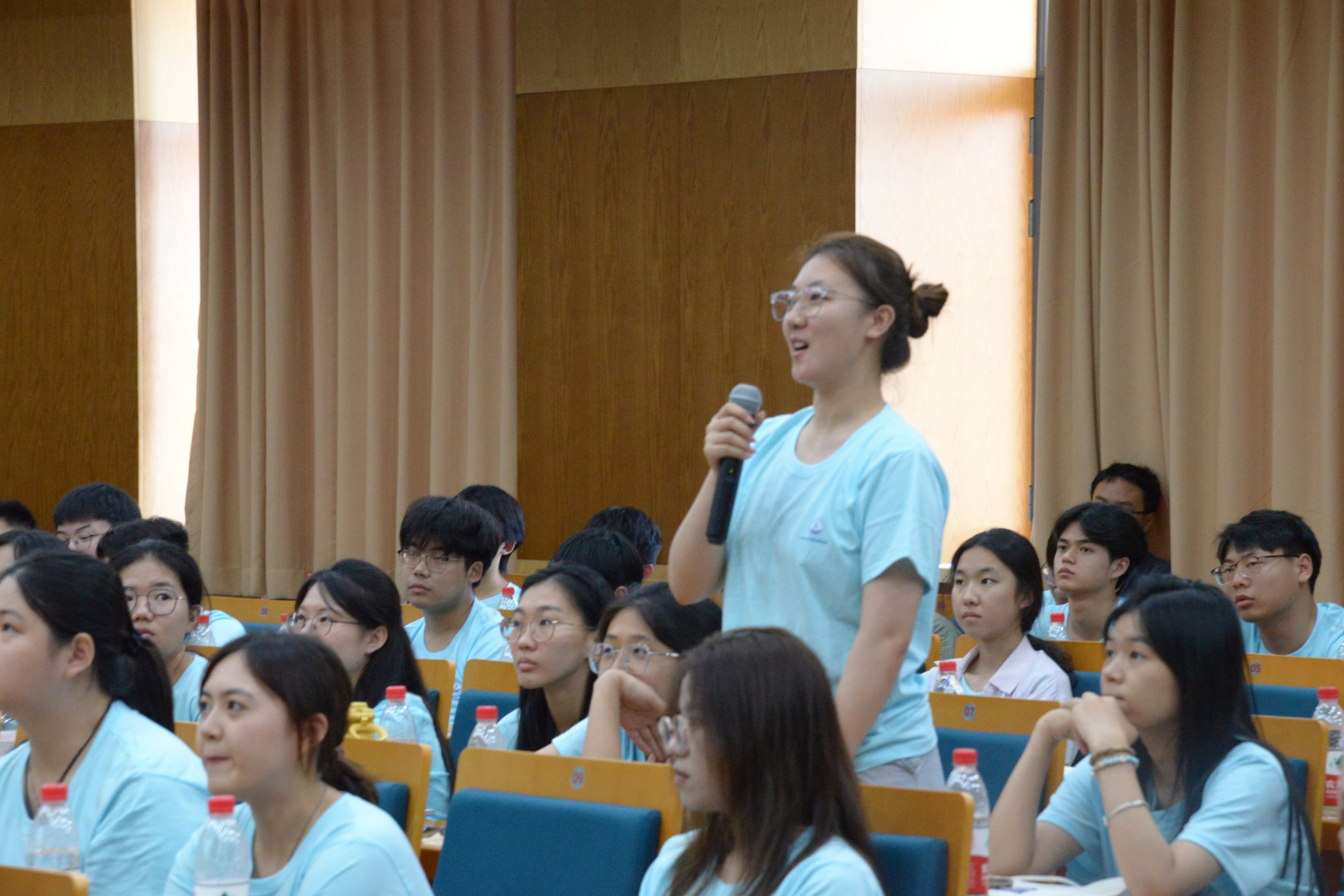 学生-裁剪.jpg