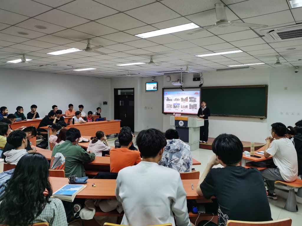报告会现场.jpg 报告会现场.jpg